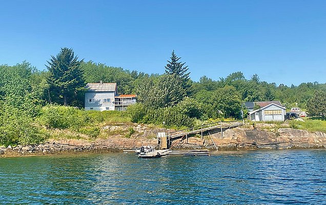 Die Austa Fjord Lodge, tolle Häuser und Boote zum Meeresangeln auf Heilbutt und Dorsch mit Guide